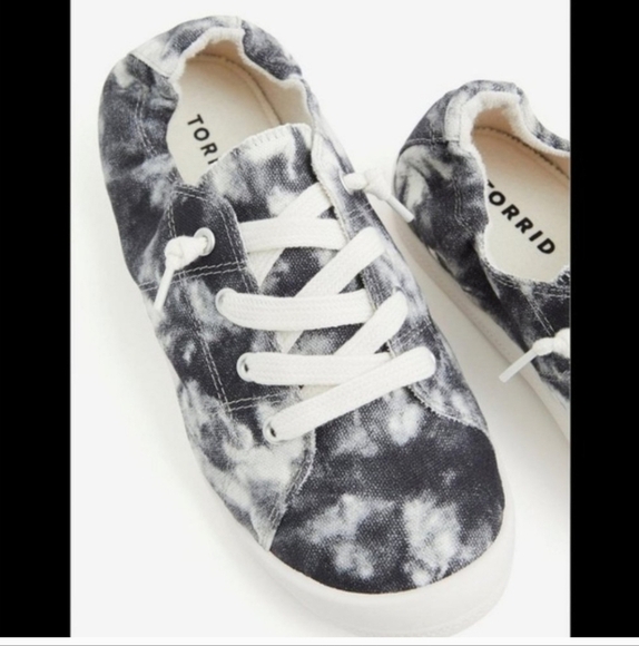 Torrid Riley Roost 9W Tie Dye Black Sneaker Nwt New wife width - Picture 1 of 8
